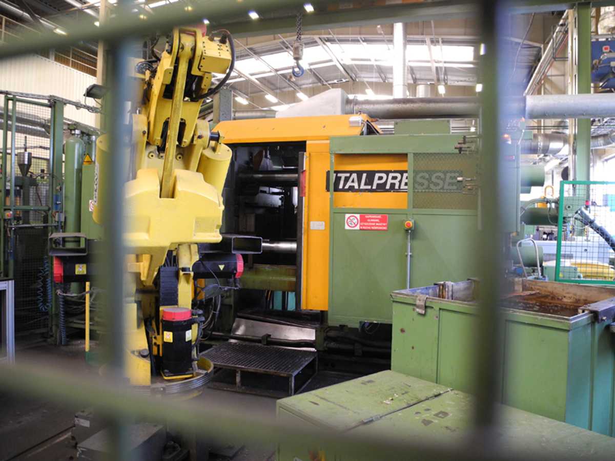 Slévárenský robot FANUC S-420 i F, použitý HR1815